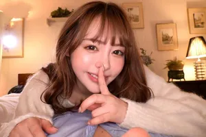 ông chồng nhu nhược nhìn vợ cùng tiền bối chụp ảnh khỏa thân