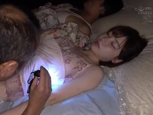 CJOD-262 Vào ngày rụng trứng, người phụ nữ đã kết hôn có bộ ngực lớn Tsubaki Rika, tràn đầy ham muốn và mồ hôi, đã dụ dỗ hàng xóm quan hệ tình dục và xuất tinh vào âm đạo với cô ấy. Tsubaki Rika