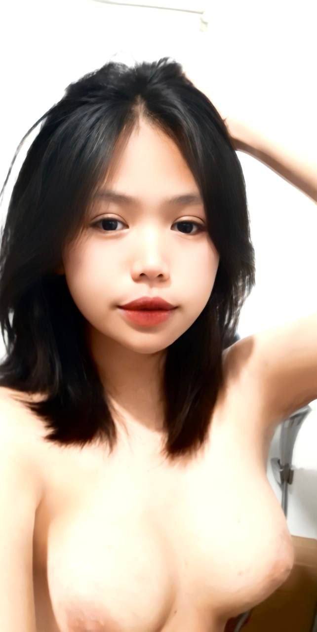 Đang thủ dâm thì bị con em gái bú lấy đầu cặc