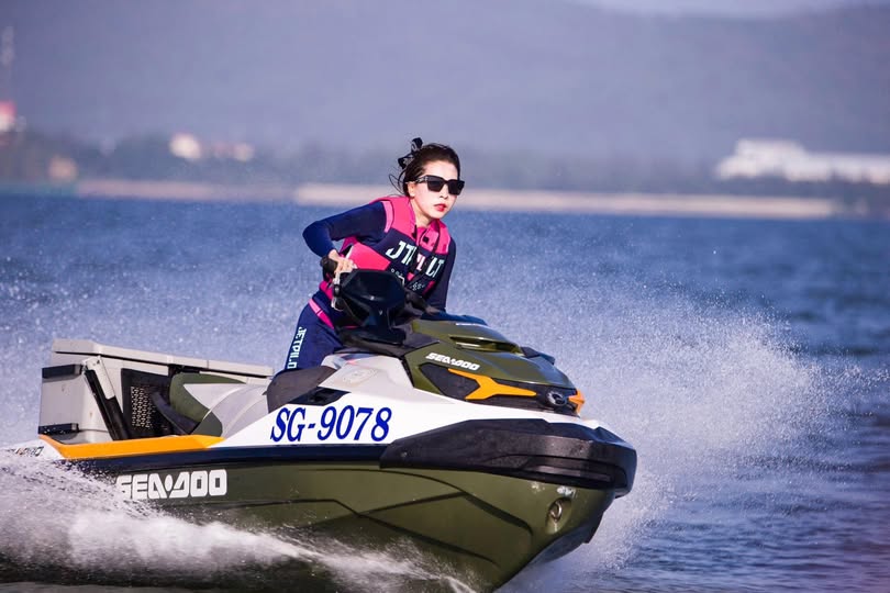 Trả bài không che em nữ học sinh mới vào nghề